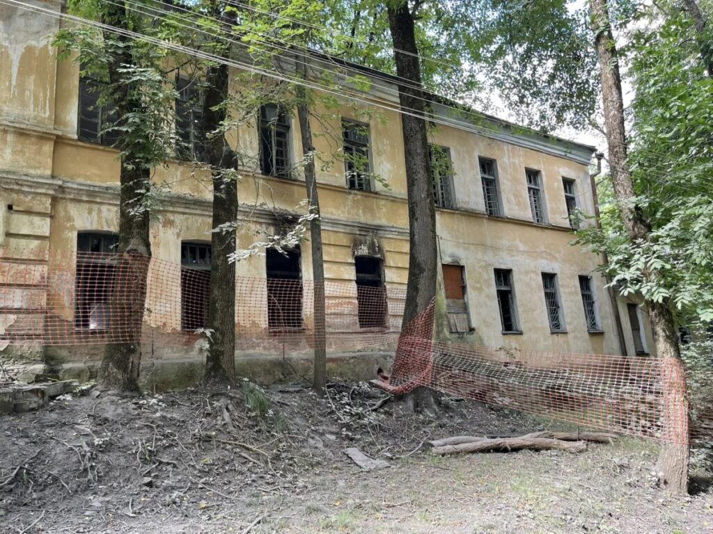 В Смоленске сносят корпуса бывшего психдиспансера на улице Войкова