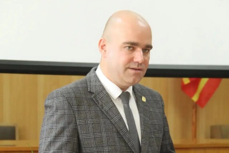 возглавил