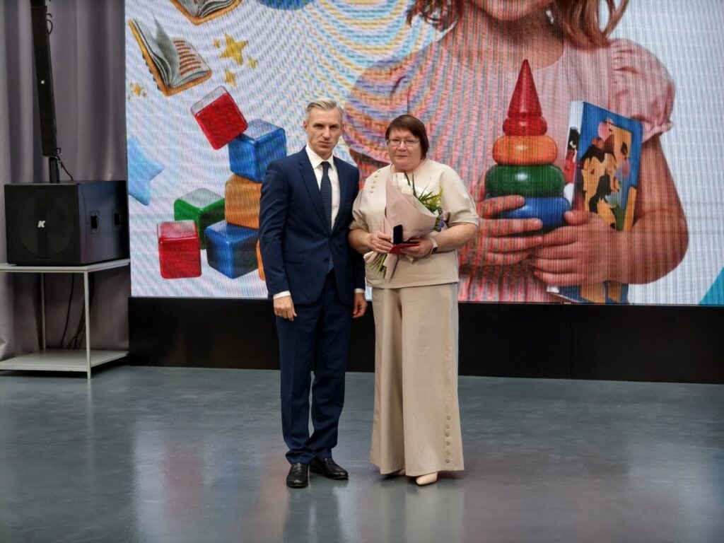 Анохин рассказал о зарплатах учителям, продлёнке в детских садах и оценках за поведение