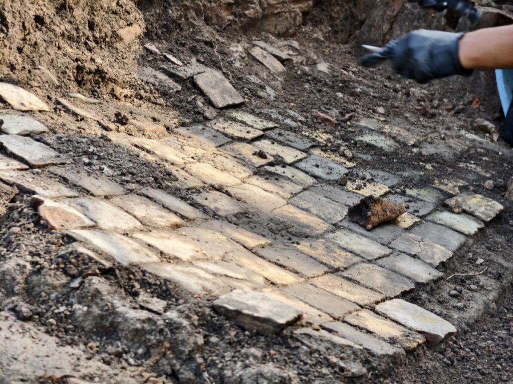 На Большой Советской обнаружен плиточный пол древнего храма и замурованные погребения